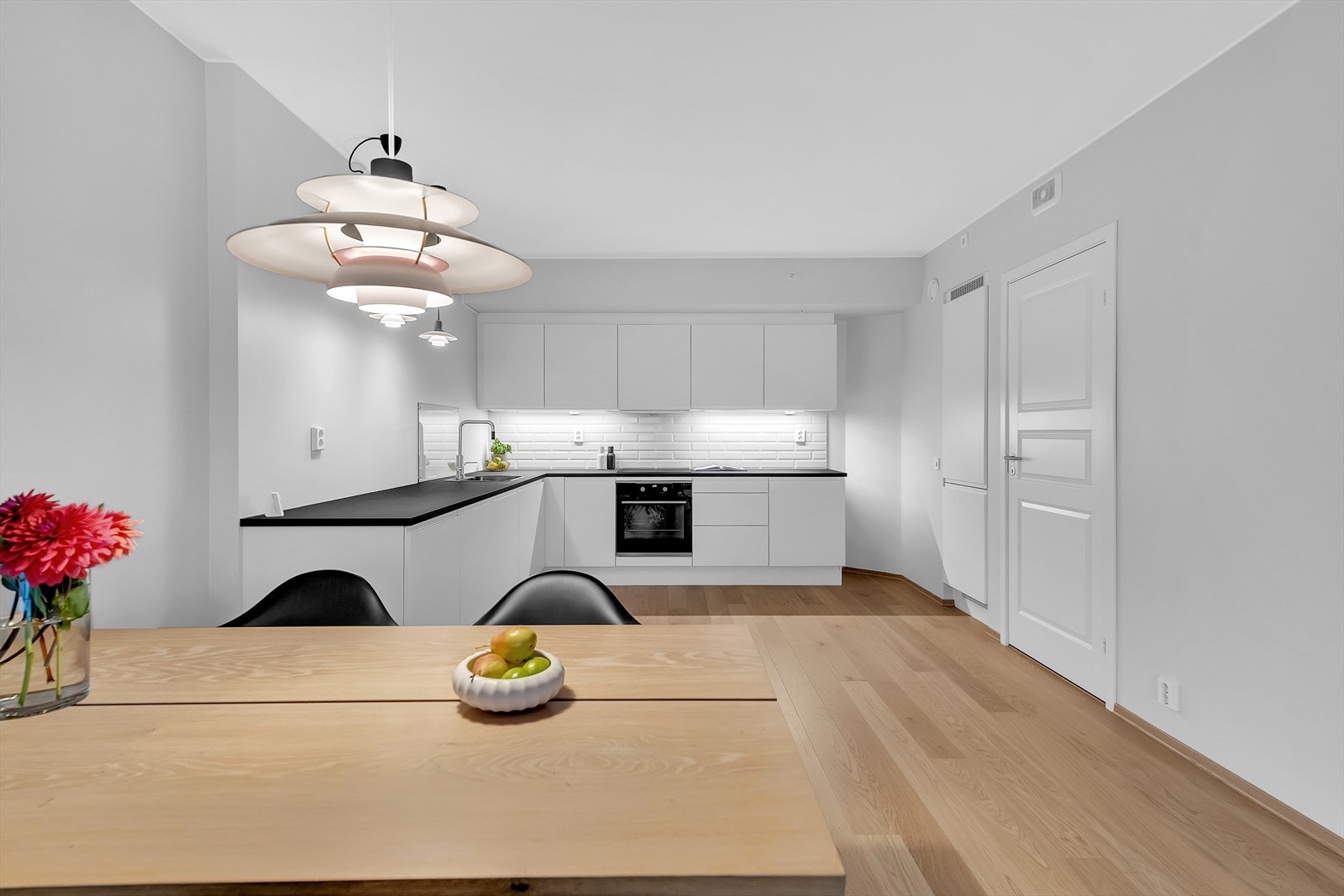 Med god plass til spisebord deles rommet naturlig i ulike soner. Galleribilde