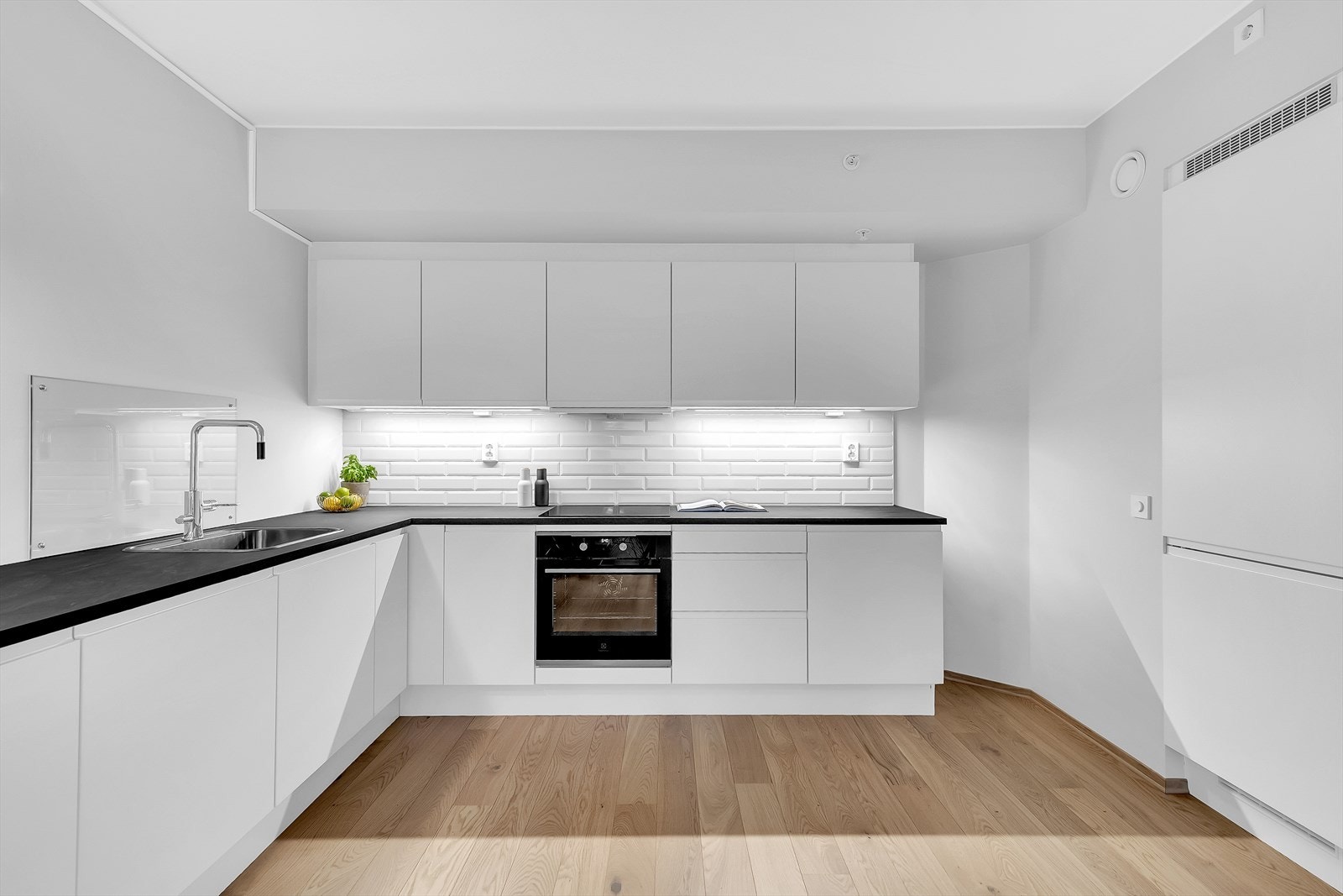 Flislagt og belysning over benkeplate. Galleribilde