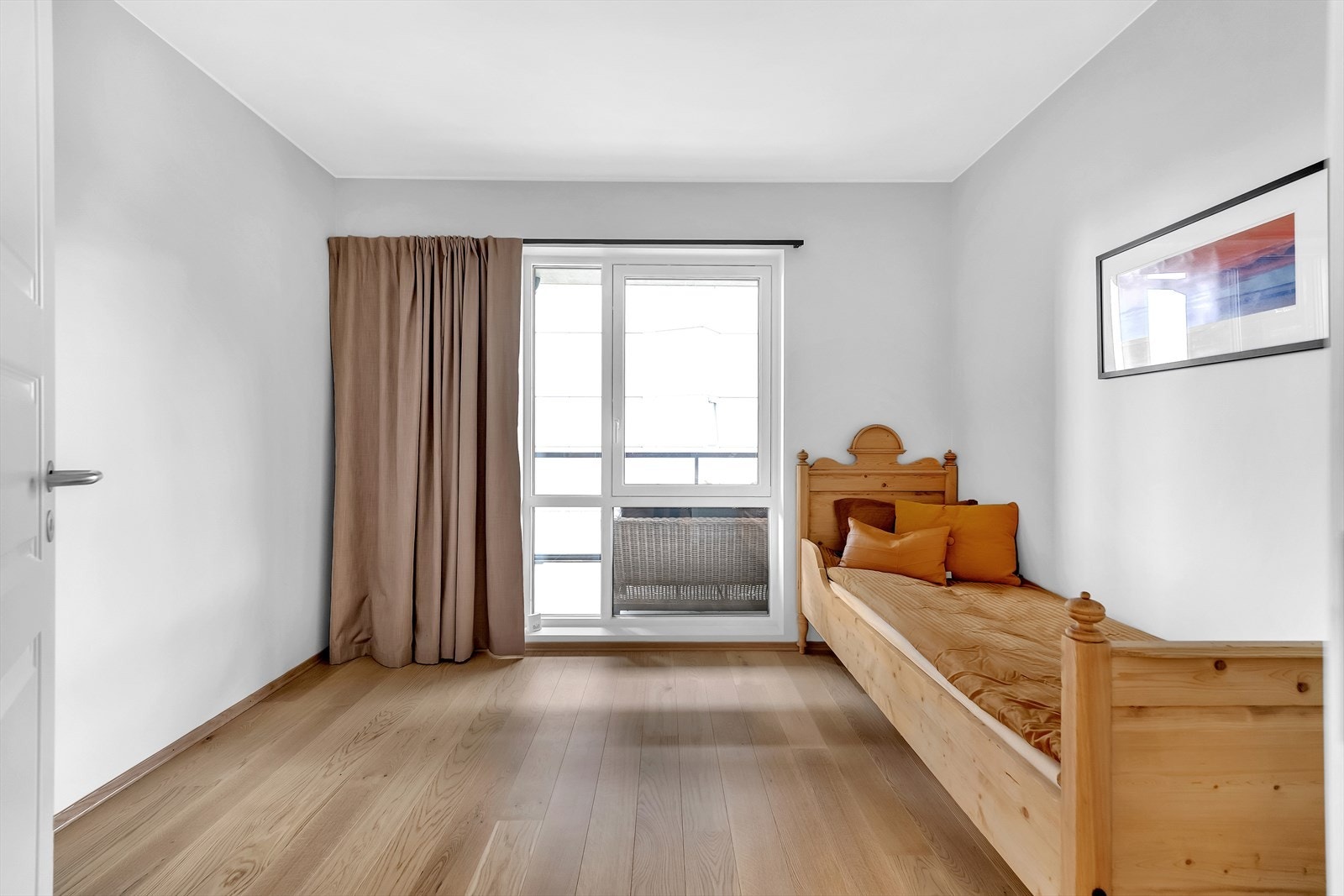 Store vindusoverflater slipper inn godt naturlig dagslys. Galleribilde