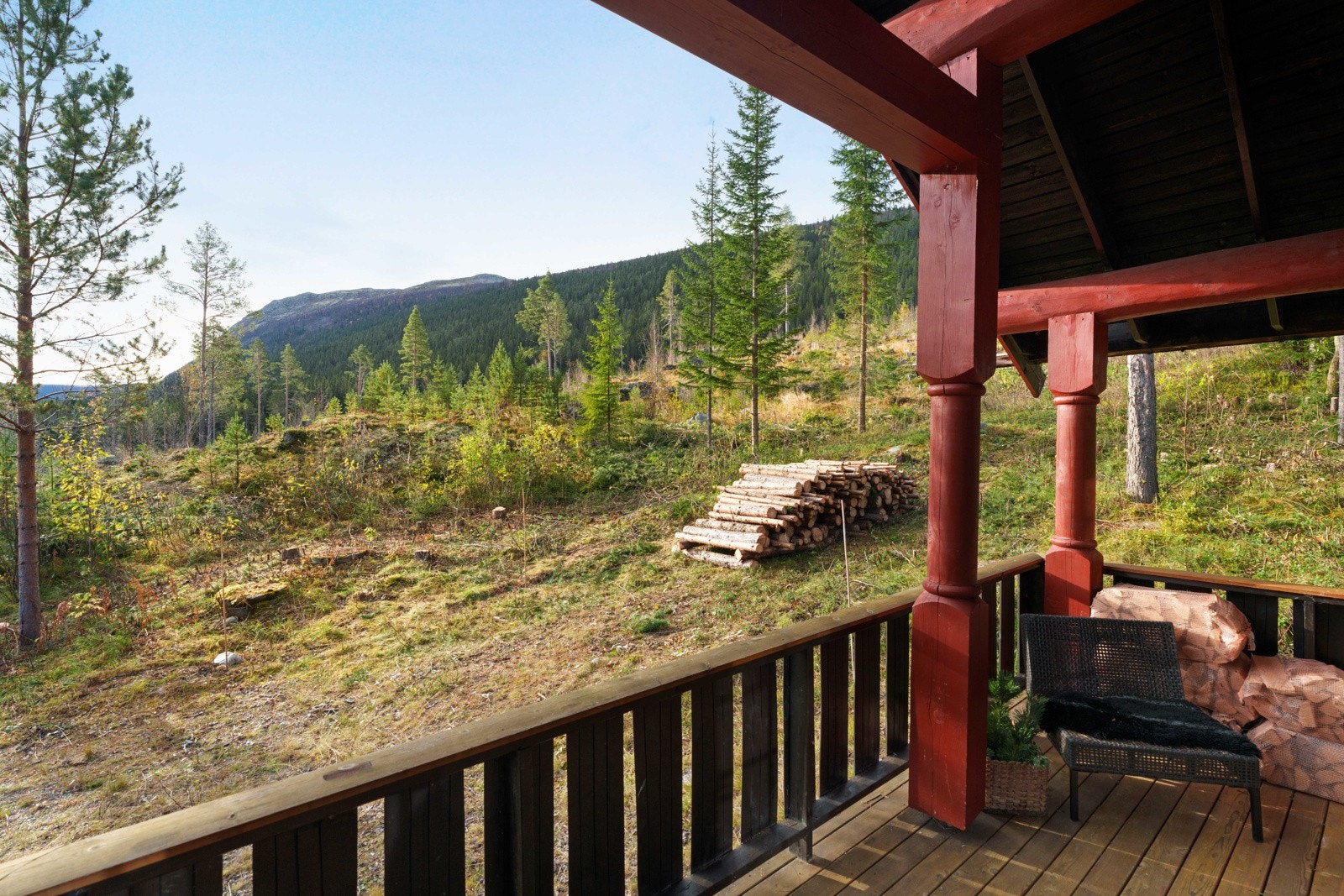 Hytten ligger tilbaketrukker med fin utsikt i front og flott overbygd terrasse Galleribilde