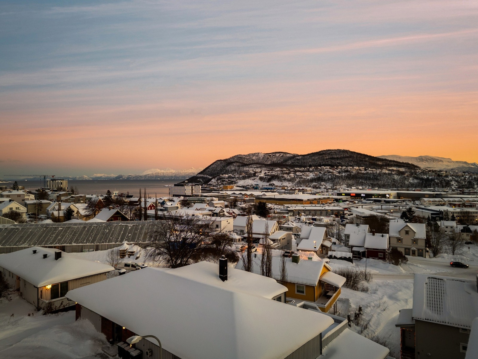Eiendommen ligger høyt i terrenget som gir utsikt og god oversikt over nærliggende områder Galleribilde