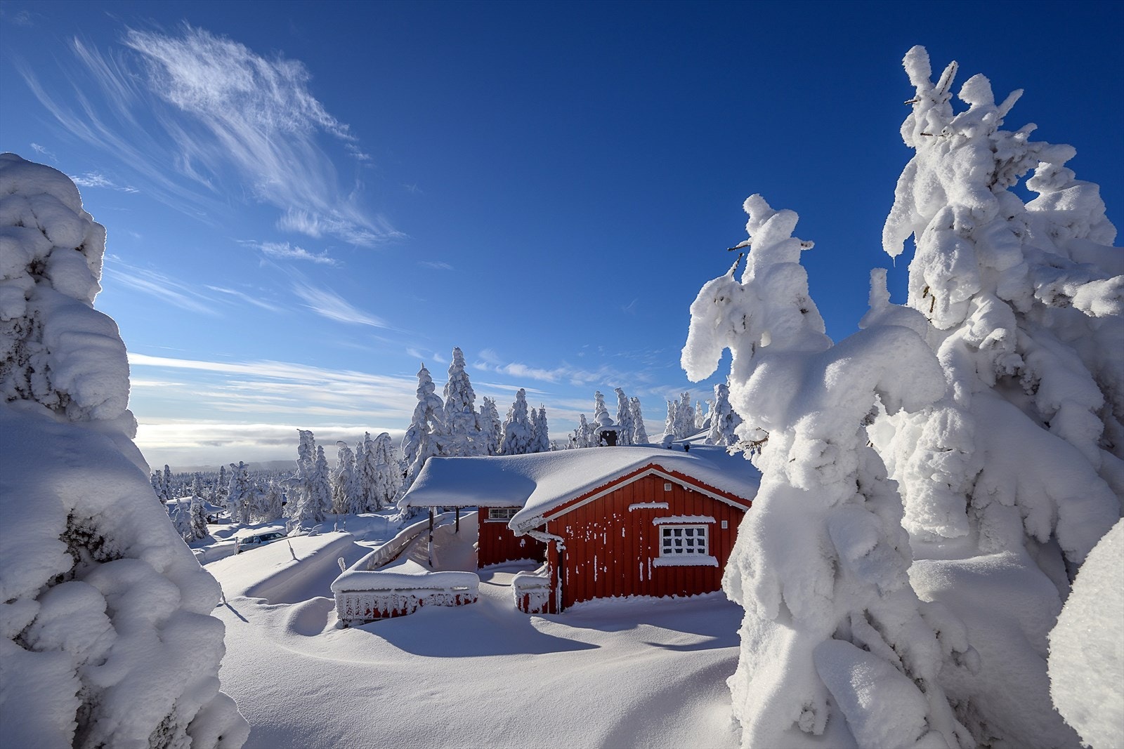 En koselig og tradisjonell hytte vakre omgivelser med umiddelbar tilgang til helårs turterreng. Galleribilde