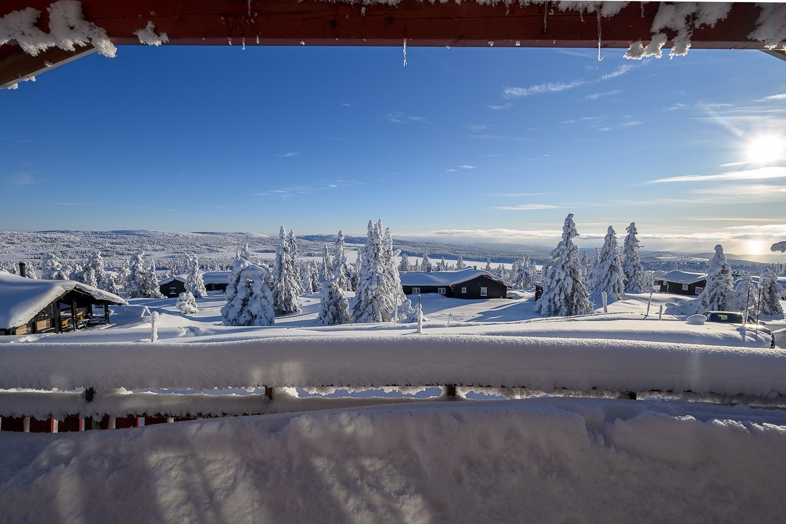 På den store, sørvendte terrassen kan man nyte en lang solgang og vakker utsikt mot Sjusjøvannet. Galleribilde