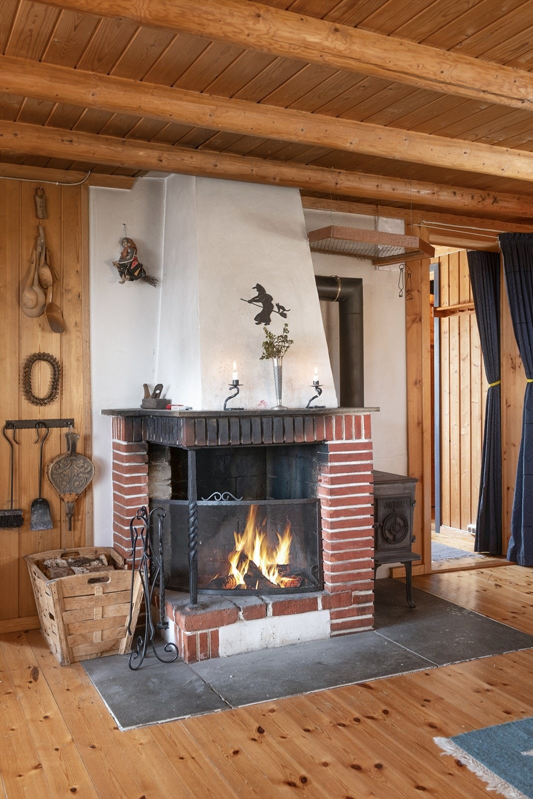 Den åpne peisen bidrar til den gode hyttestemingen. Galleribilde