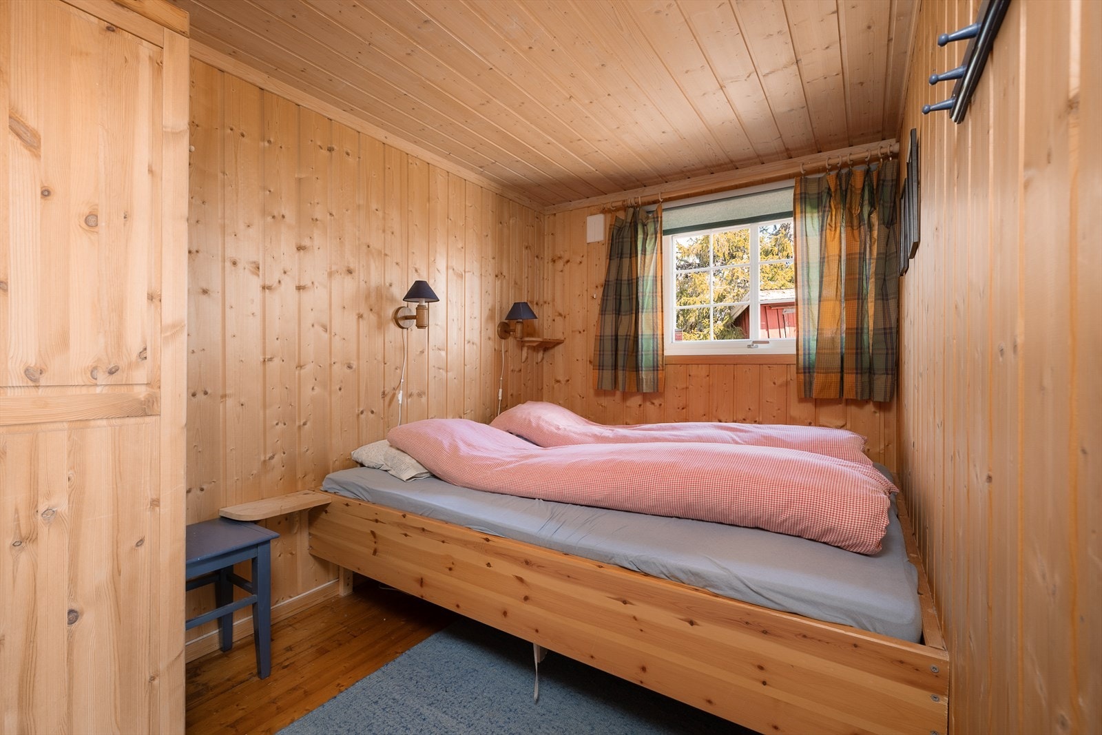 Soverom 1 er innredet med en plassbygget dobbelseng og garderobeskap. Galleribilde