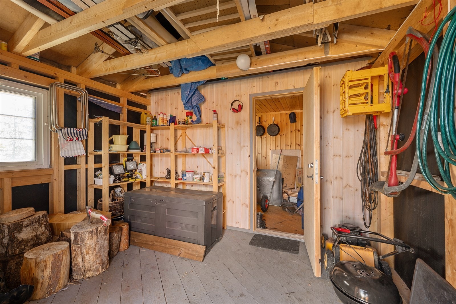 På eiendommen er det oppført et frittstående uthus som byr på godt med lagringsplass for ved, redskaper og sportsutstyr. Galleribilde