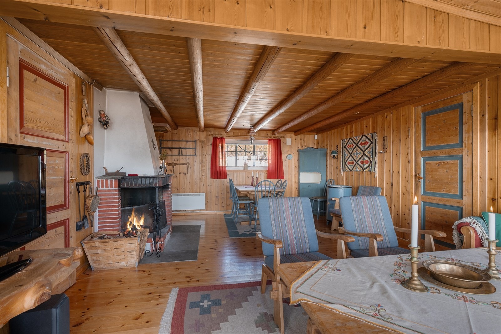 Stuens åpne løsning gir rom for flere møbelgrupper. Galleribilde