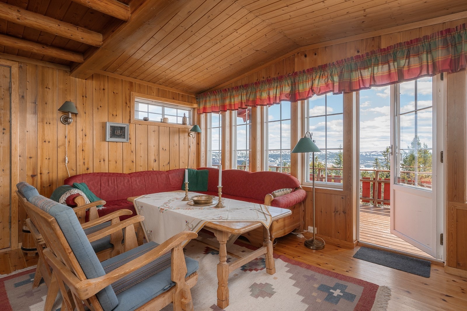 Fra stuen er det utgang til overbygget del av terrassen. Galleribilde