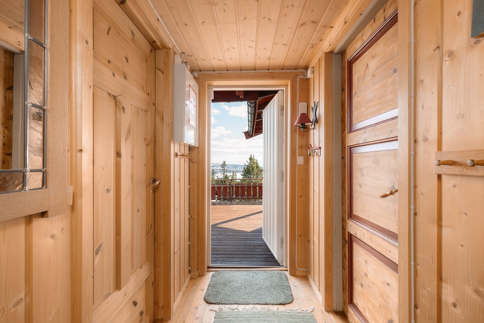 Velkommen inn. Gangen fordeler videre til to soverom og stuen. Galleribilde