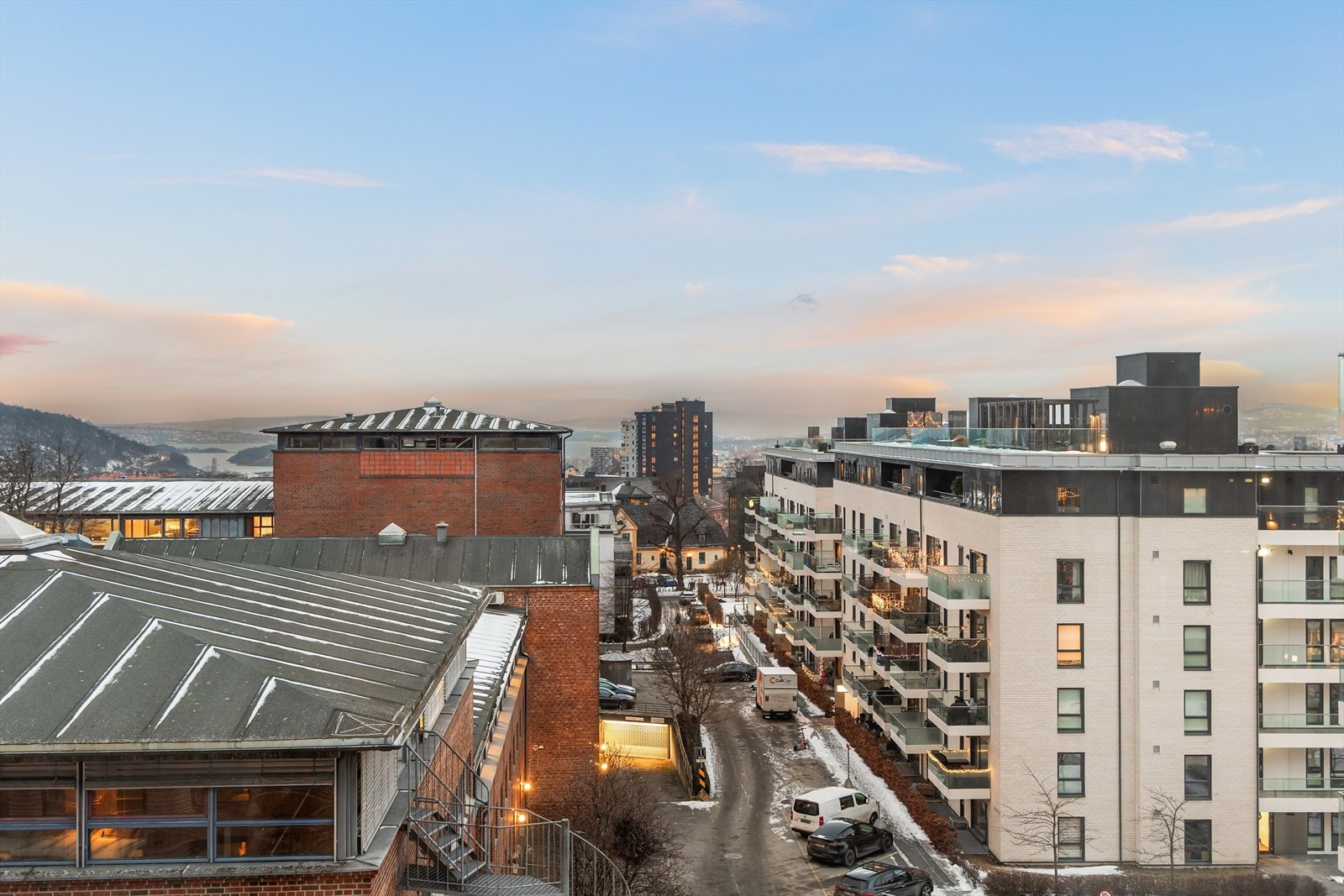 Høyt og fritt beliggende leilighet med fin utsikt over byen Galleribilde