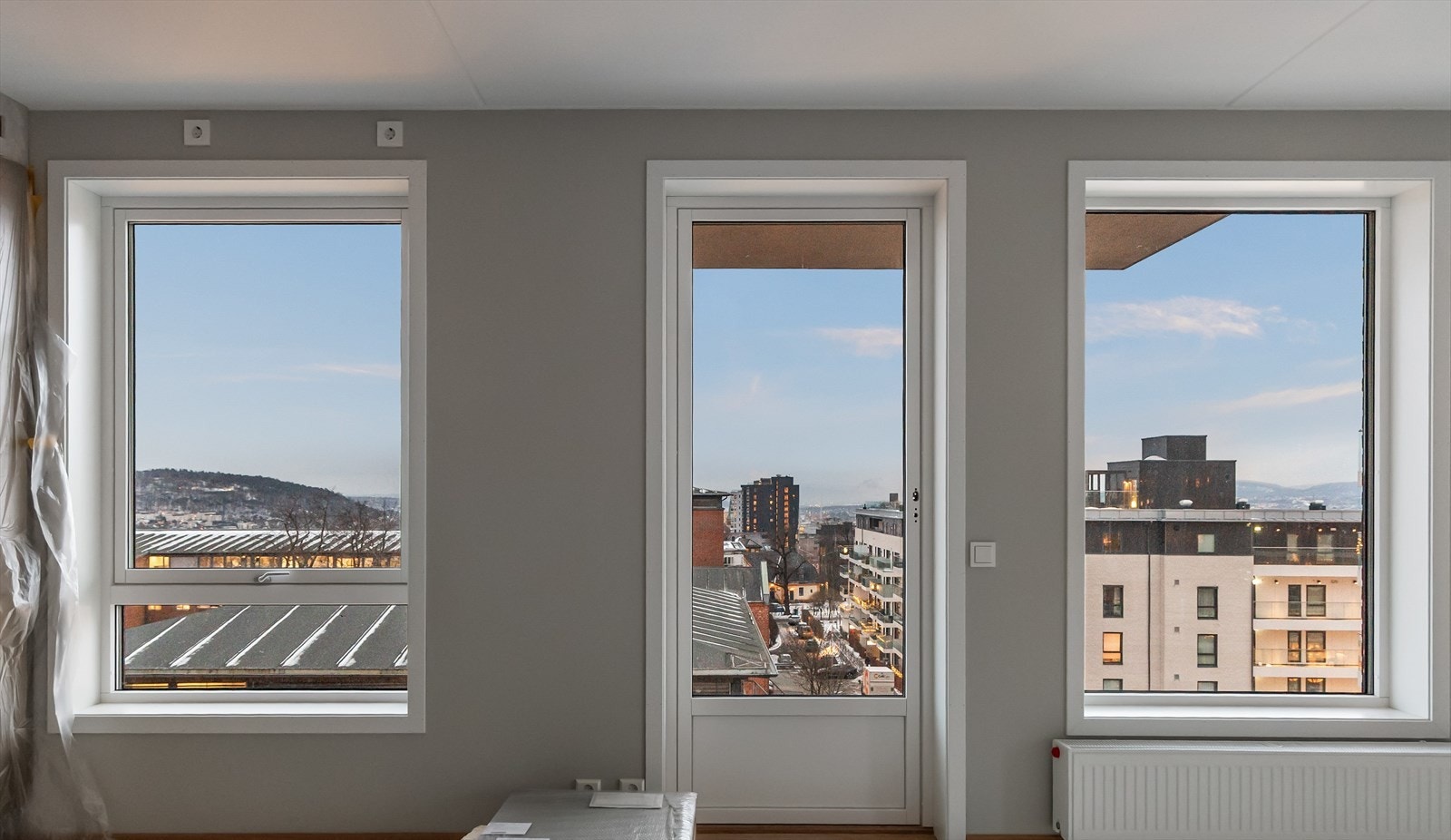 Høyt og fritt beliggende leilighet med fin utsikt over byen Galleribilde