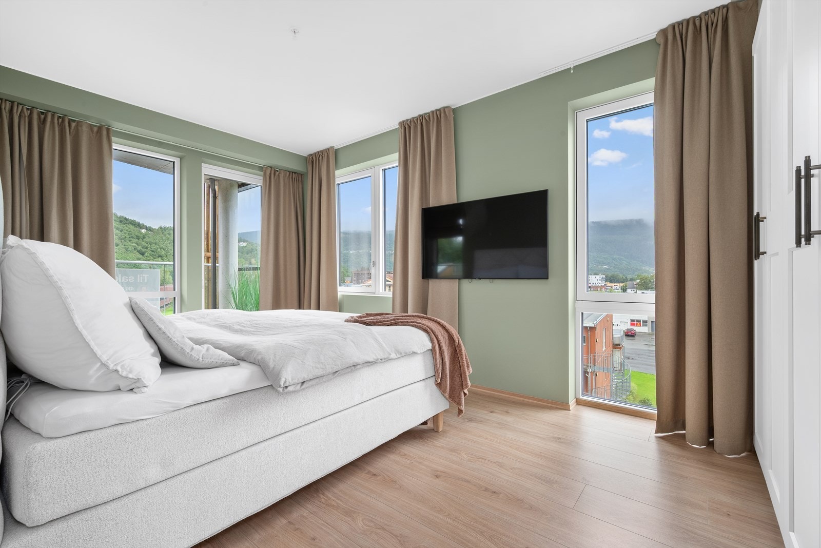 Hovedsoverommet er på hele 16 kvm og har en "luksus" følelse med store vindusflater, utsikt og utgang til stor balkong Galleribilde