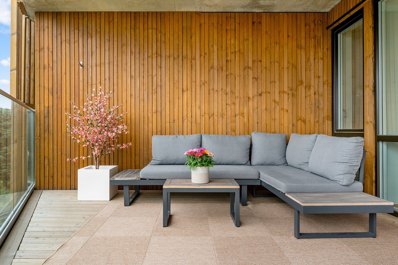 Bankkvartalet, ligger midt i Melhus sentrum. Her vil du få en flott og moderne leilighet i et helt nytt bygg! Her får du gode sol og utsiktsforhold fra 4. etasje, med høy og rolig næringsetasj i 1. og 2.etg. Galleribilde