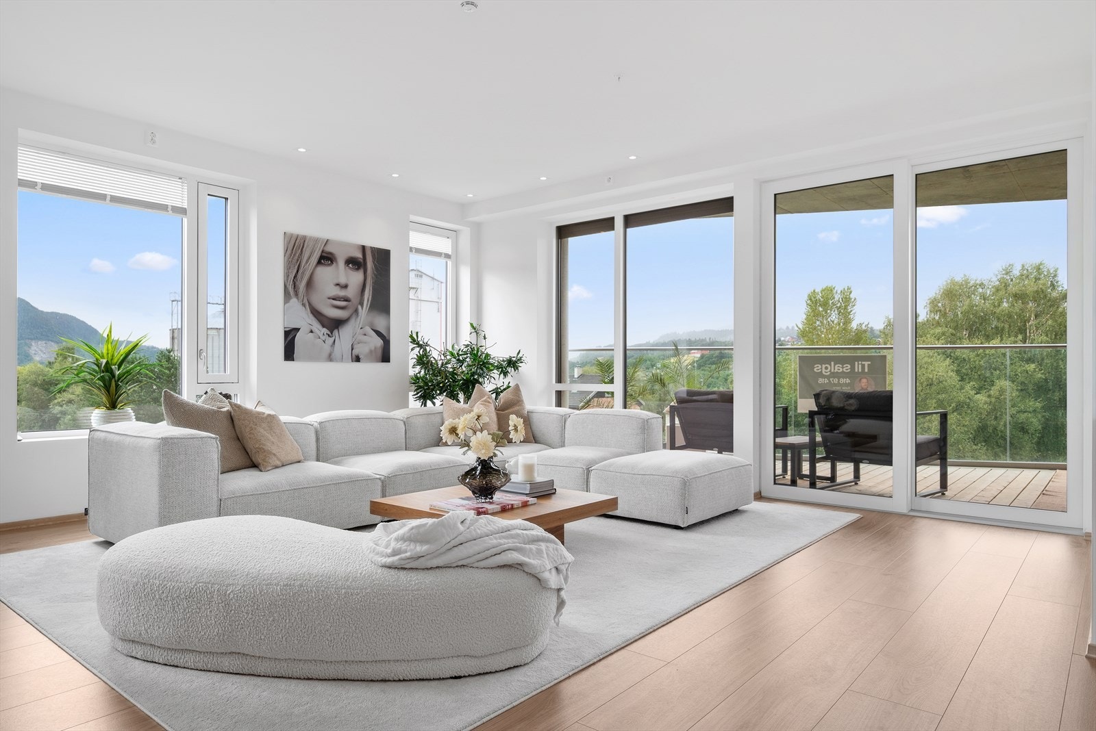 Leiligheten ligger med endebeliggenhet mot sentrum og byr på en innholdsrik planløsning med sine gode 102kvm og store vindusflater. Galleribilde