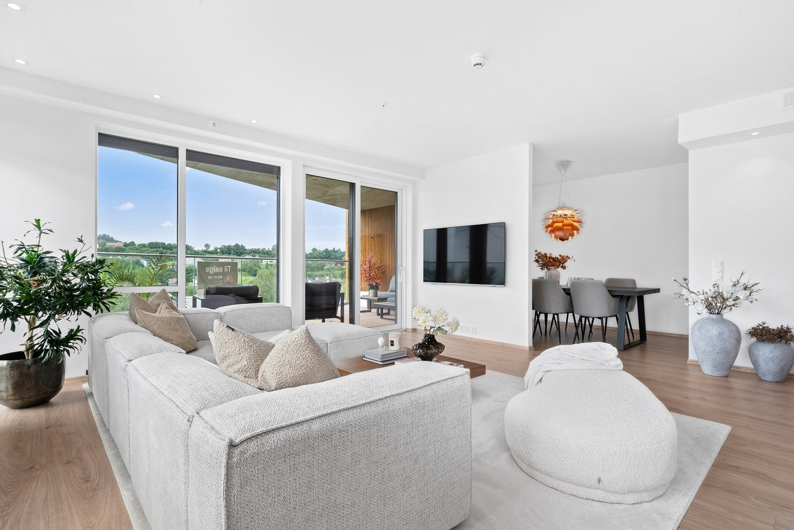 Leiligheten byr på gang/entre, 2 soverom, hvor av master bedrom på hele 16 kvm, bad + toalett, fantastisk KVIK kjøkken, stue og spisestue. Galleribilde