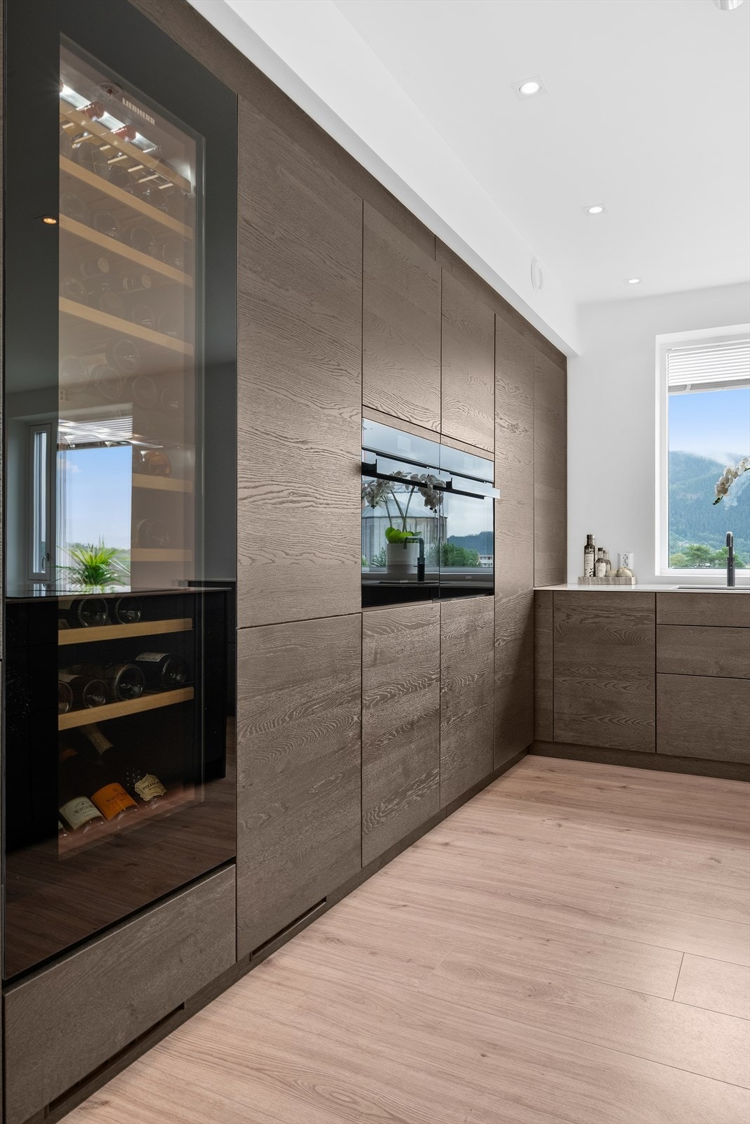 Kjøkkenet byr på stort integrert vinskap, komfyr, kombi mikro-stekeovn, stekeovn nr 2, kjøl/fryseskap, ekstra helt kjøleskap og plate med innebygd ventilator Galleribilde