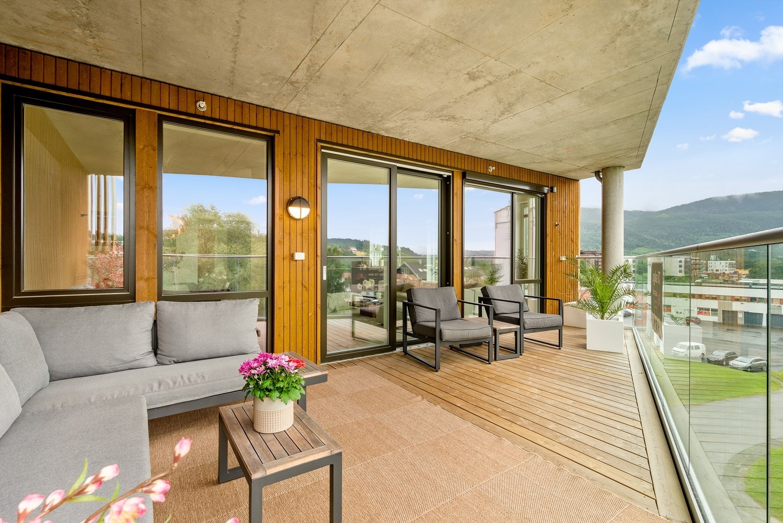 Leiligheten har to store balkonger, hvor den størsten her mot sørvest er på gode 21 kvm. Selger har godkjenning for å få lov til innglassere denne. Galleribilde