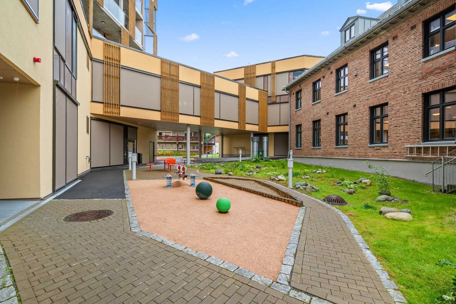 Bankkvartalet er signalbygget til Melhusbanken, og er opparbeidet med lekeplass, park, etc. Galleribilde