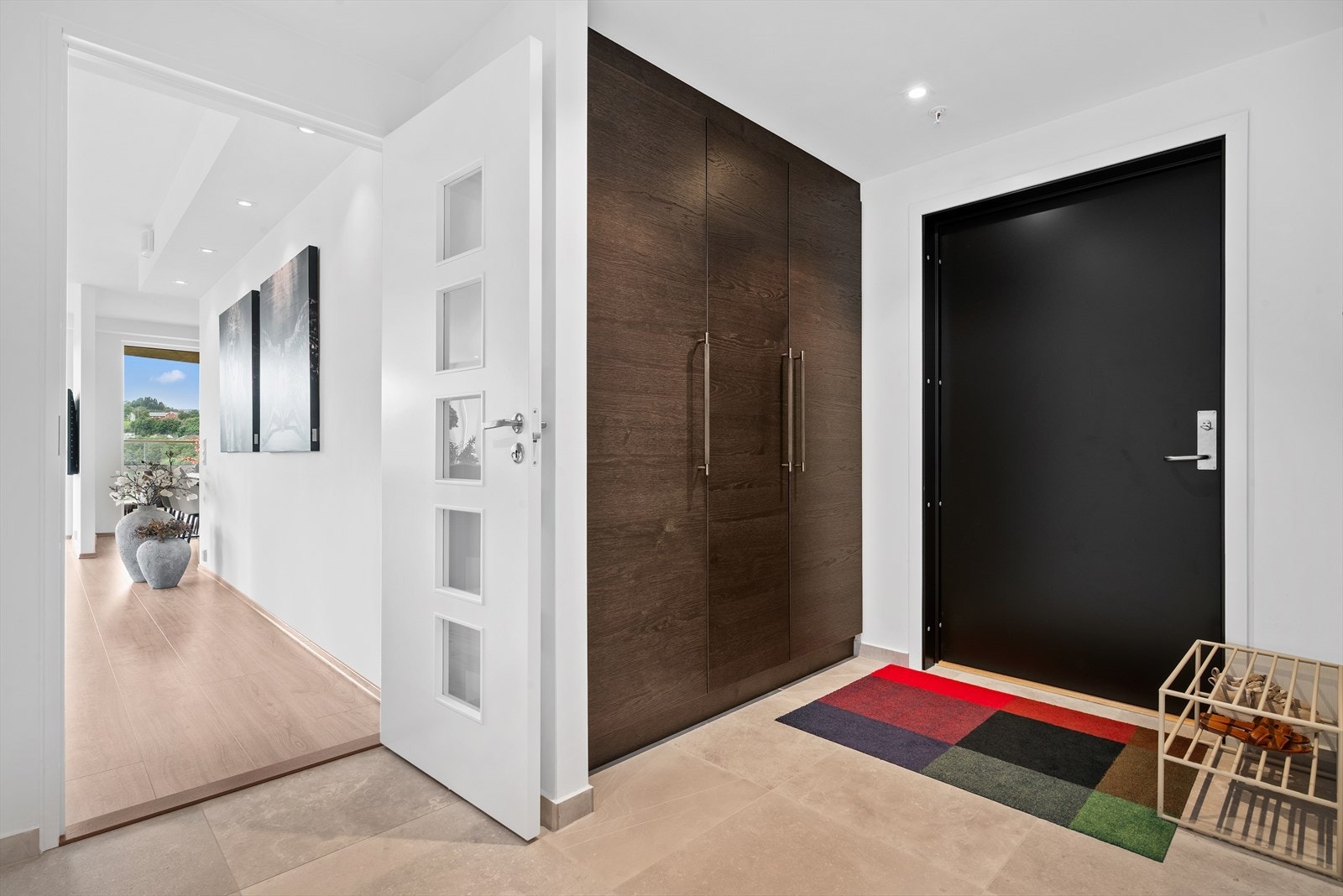 I gangen er det også spotter som belysning, samt flott flis og plassbygd skap Galleribilde