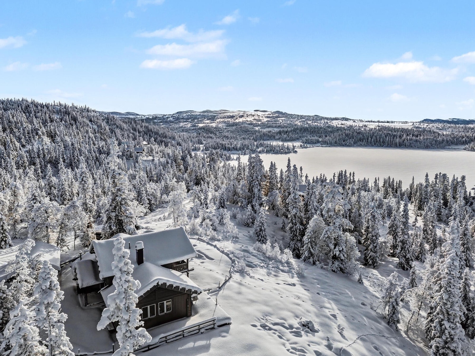 Eiendommen ligger åpent og solrikt i sørvestvendt helling ca. 880 m.o.h. med panoramautsikt utover Helgesetvatnet. Galleribilde