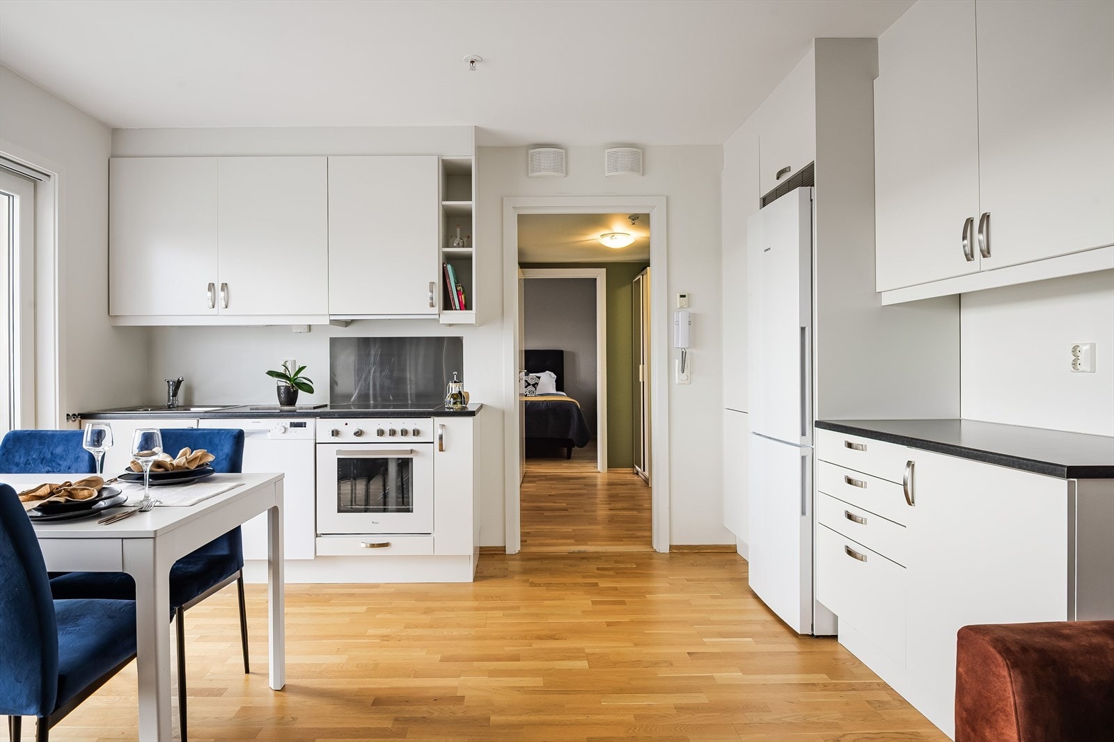 Leiligheten holdes lun og varm med vannbåren gulvvarme tilknyttet fjernvarmeanlegg. Balansert ventilasjon sørger for et godt inneklima. Galleribilde