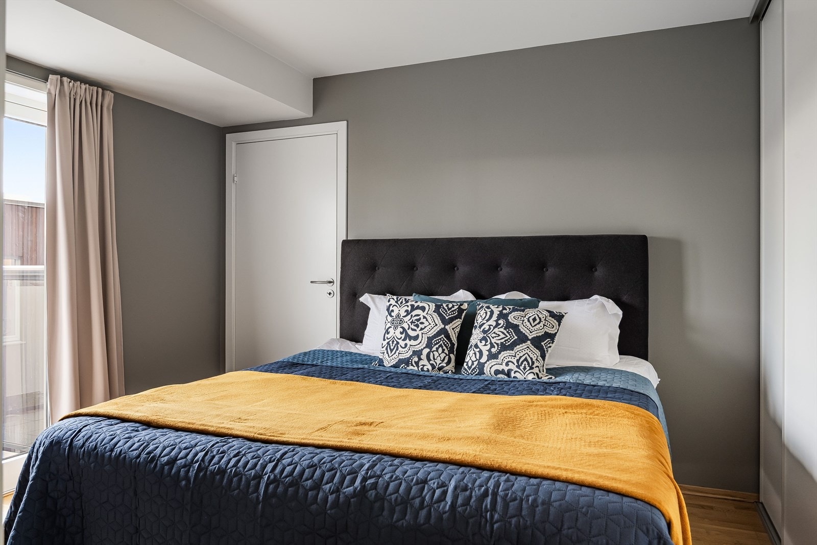 Leilighetens soverom er av god størrelse og med god plass til dobbeltseng. Adkomst til praktisk bod/teknisk rom fra rommet. Galleribilde