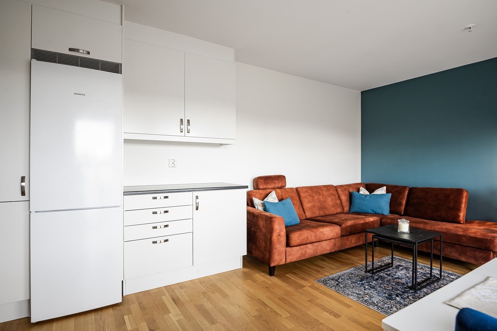 Kjøkkenet flyter natulig med stuen og har godt med skap- og benkeplass. Galleribilde