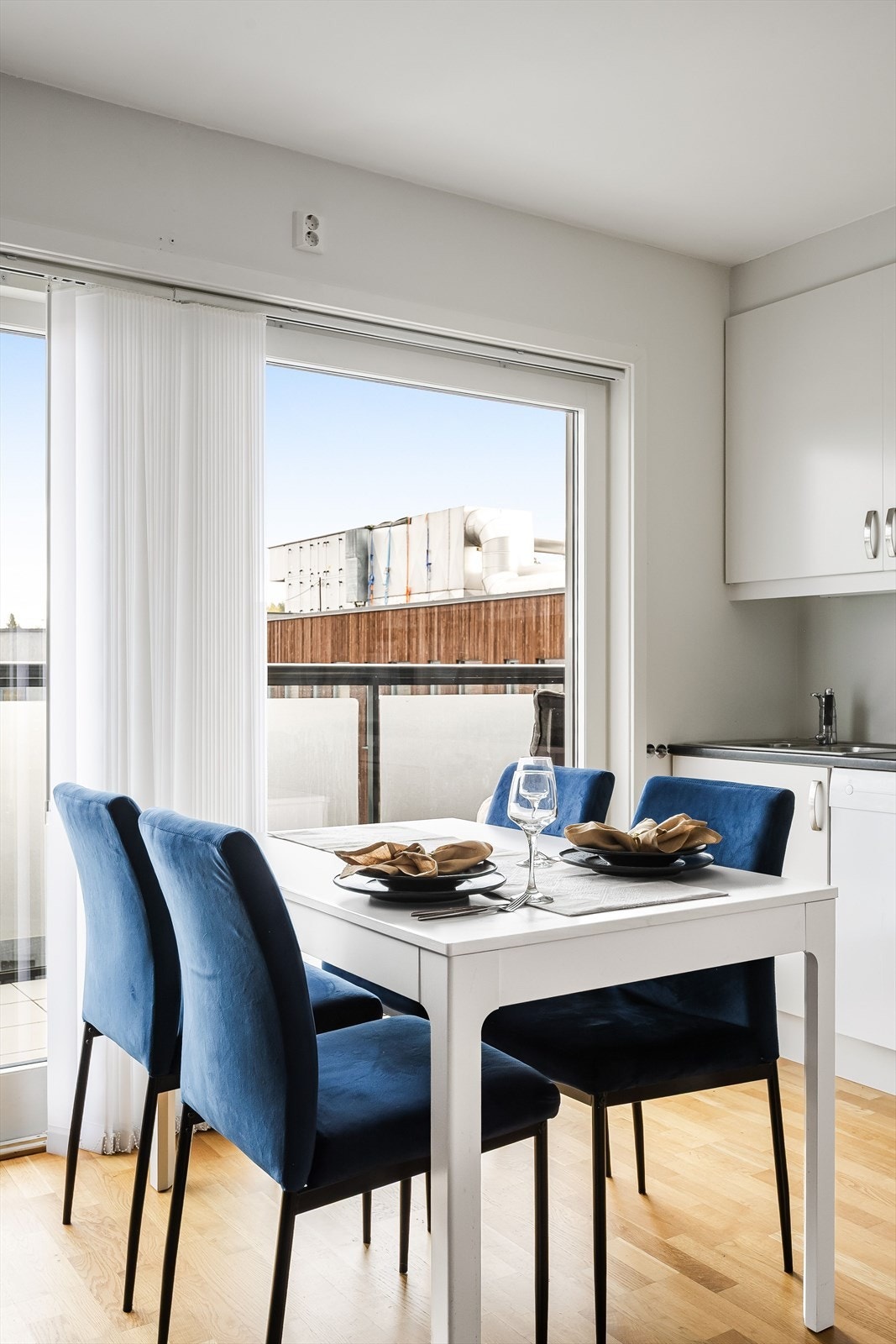 I overgangen mellom stue og kjøkken er det plass til et spisebord hvor man kan nyte gode måltider alene eller sammen med andre. Galleribilde