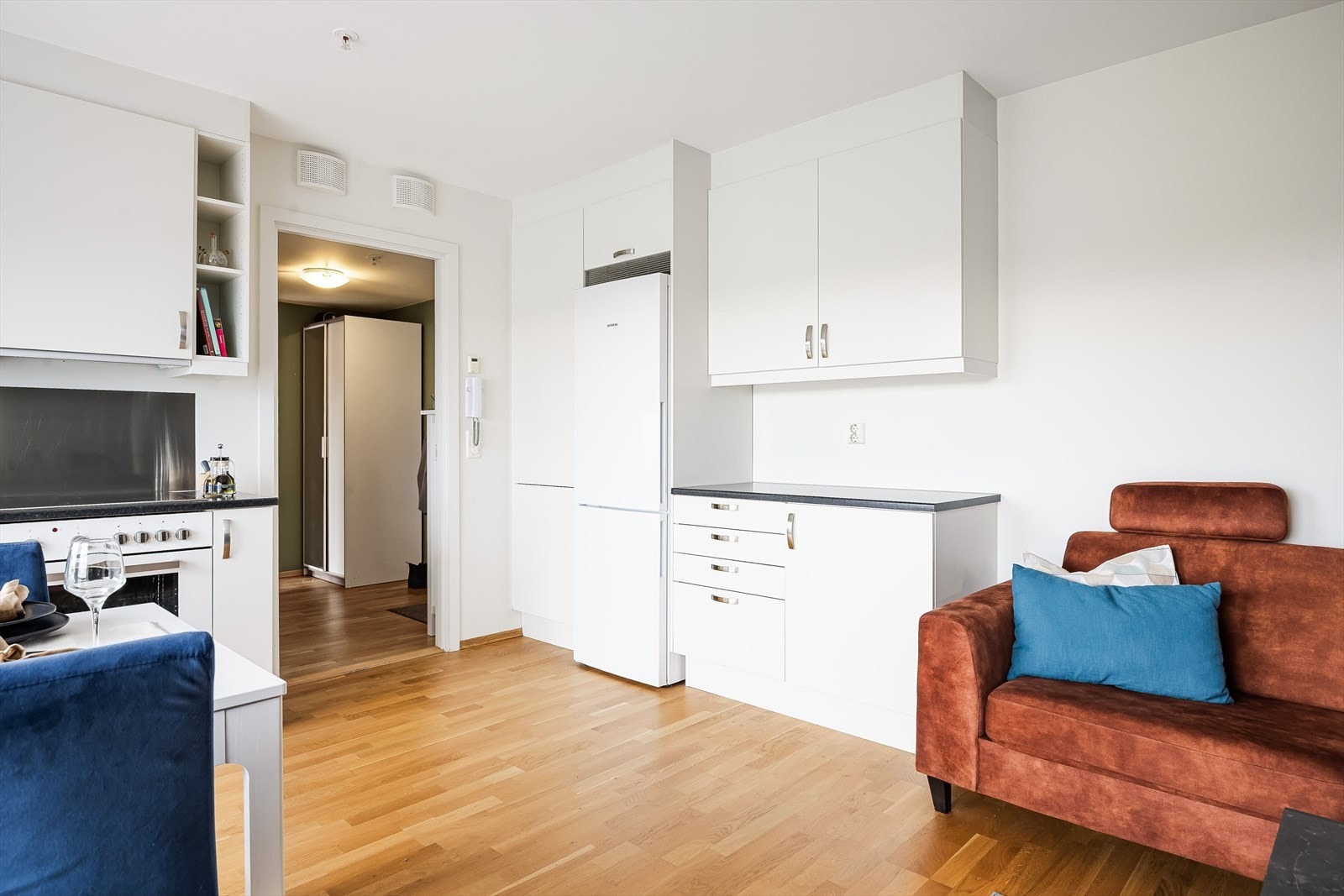 Norema kjøkken fra byggeåret med integrert koketopp og stekeovn. Montert både komfyrvakt og lekkasjestopper. Galleribilde