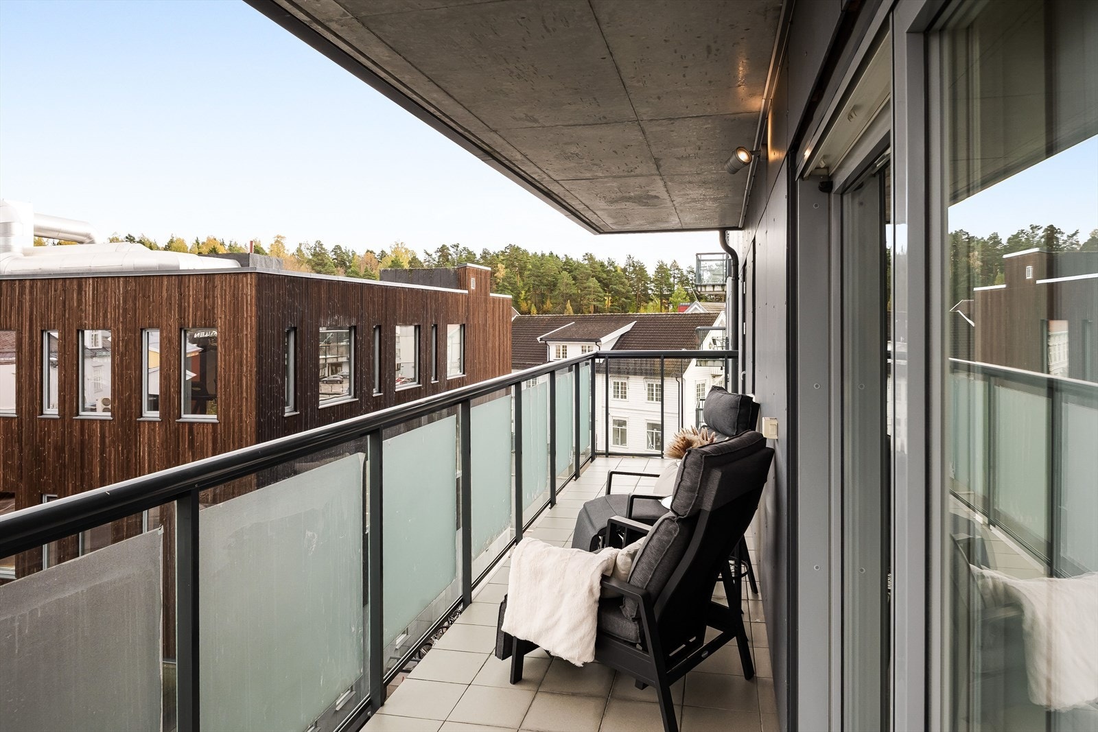 Fra balkongen kan man nyte solen og kjenne på det pulserende bylivet! Galleribilde