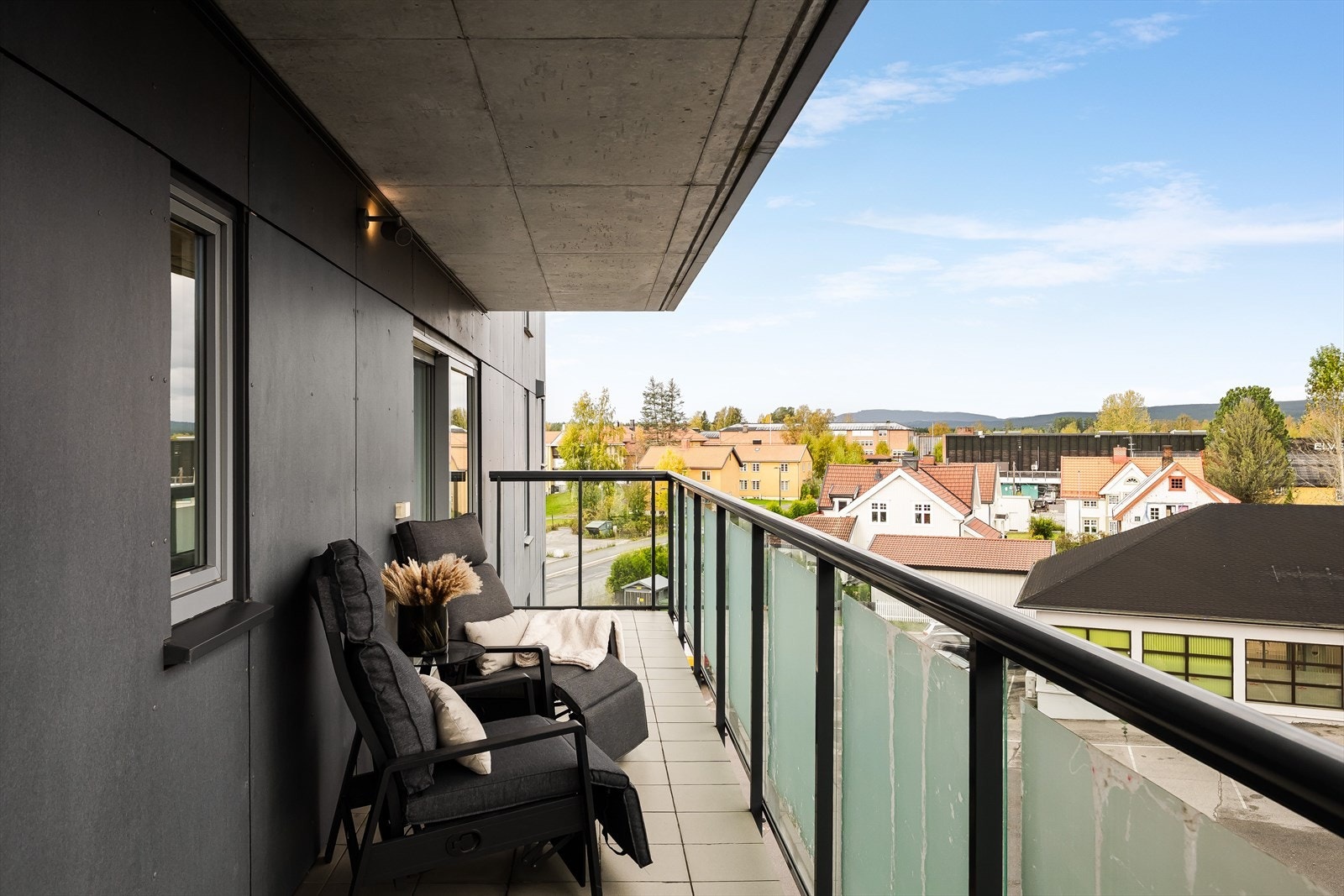 Fra stuen er det utgang til en overbygget balkong på ca. 14 kvm med fin utsikt utover byen. Galleribilde