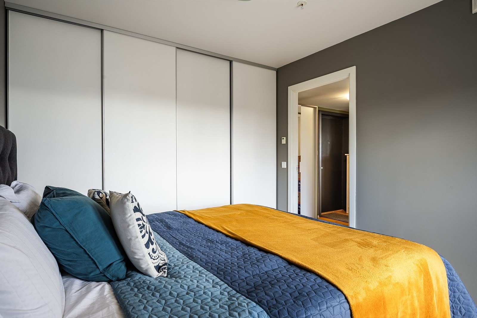 Soverommet har en stor skyvedørsgarderobe med god lagingsplass. Galleribilde