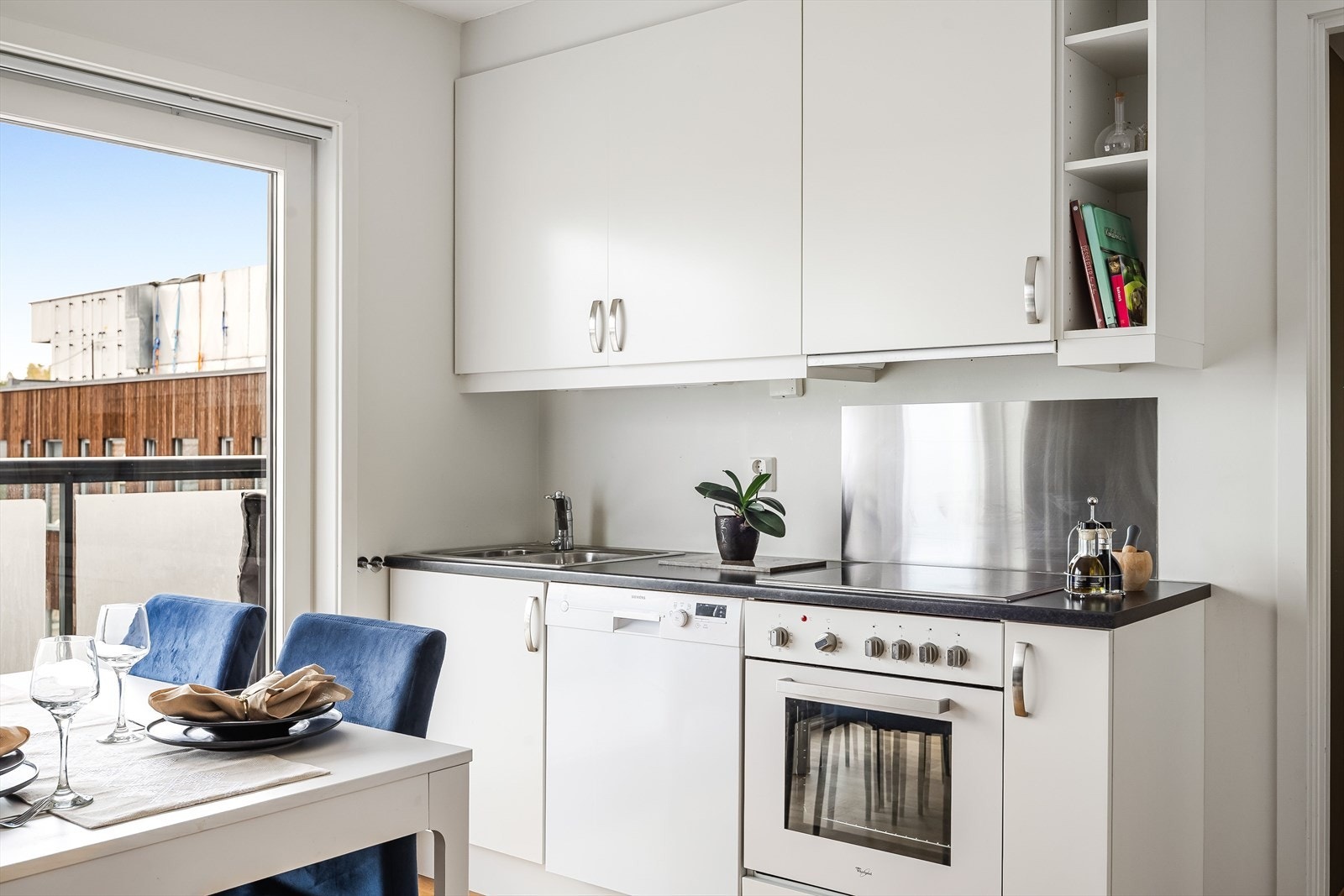 Kjøkkenet har laminert benkeplate og skap/skuffer med glatte fronter. Galleribilde