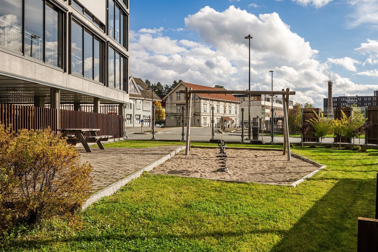 Borettslagets fellesområde er pent opparbeidet med gressplen, lekeapparater, sittebenker og diverse beplantning. Galleribilde