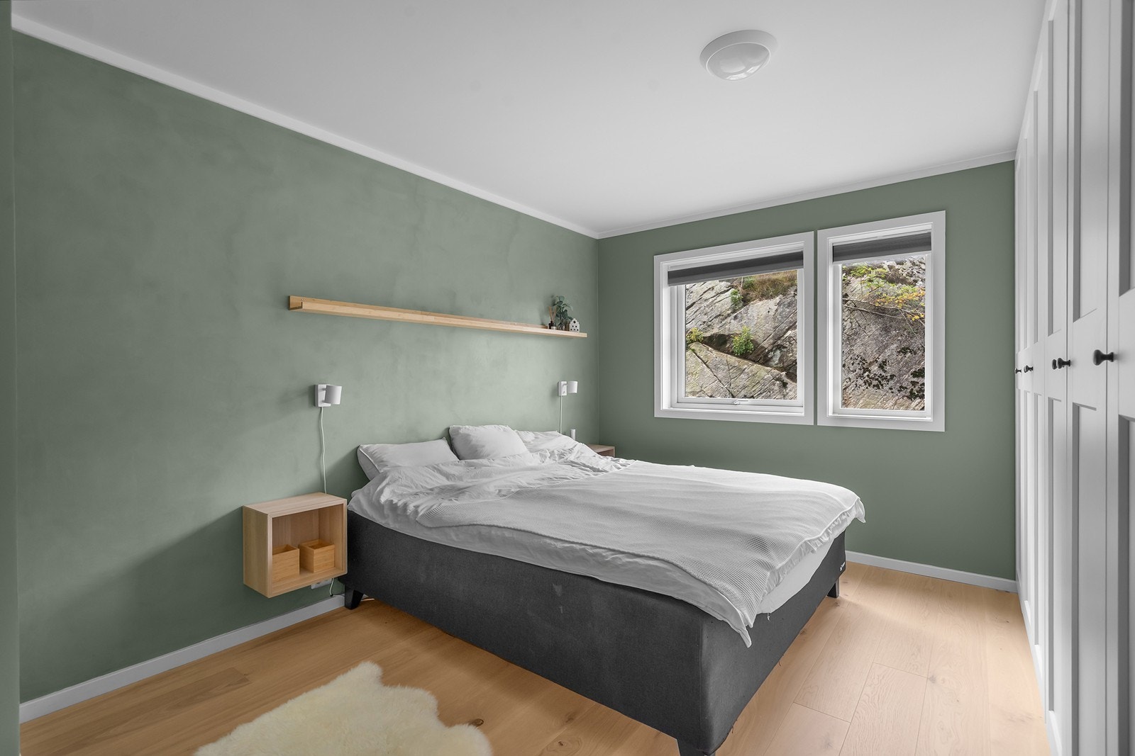 Hovedsoverom med behagelig atmosfære og garderobeløsning. Galleribilde