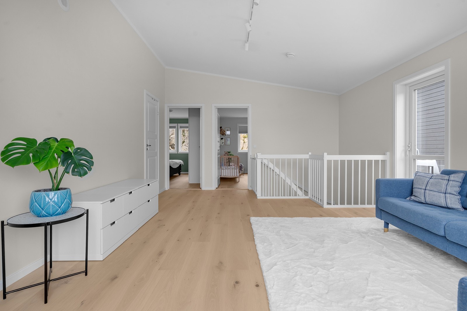 Fra TV-stuen er det adkomst til boligens tre soverom og bad i 2. etasje. Galleribilde