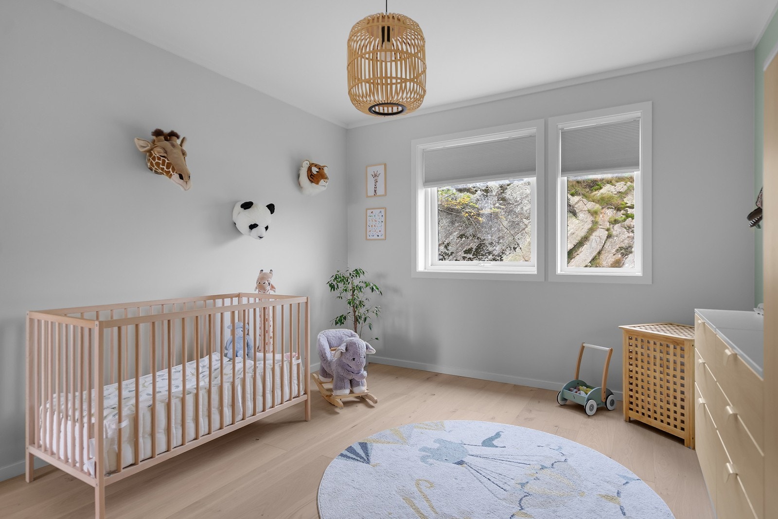 Soverom 2 er romslig og lyst med god plass til seng og lekeareal. Galleribilde