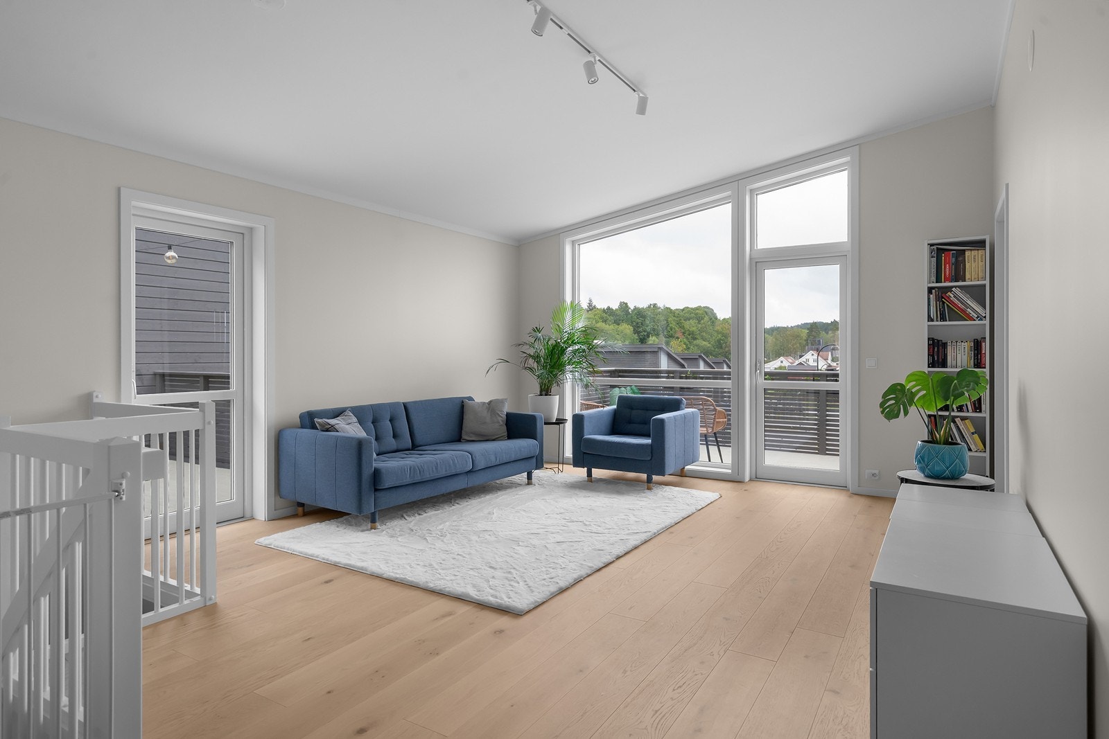 Romslig TV-stue i 2. etasje med utgang til både terrasse og balkong. Galleribilde