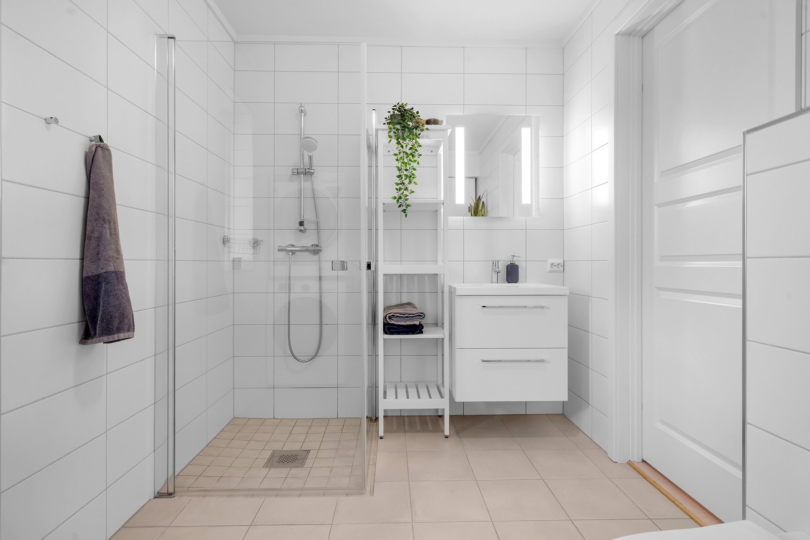 Pent flislagt bad i 1. etasje med dusjnisje. Galleribilde