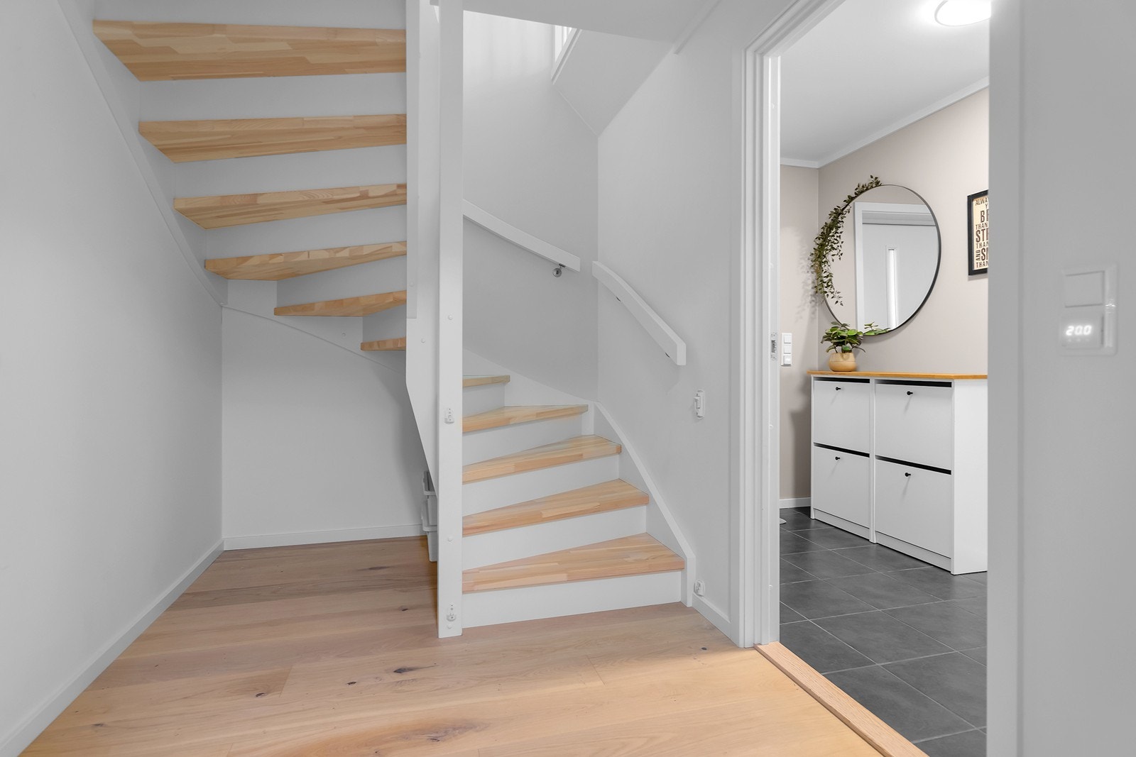 Trapperom med praktisk oppbevaringsplass under trappen. Galleribilde