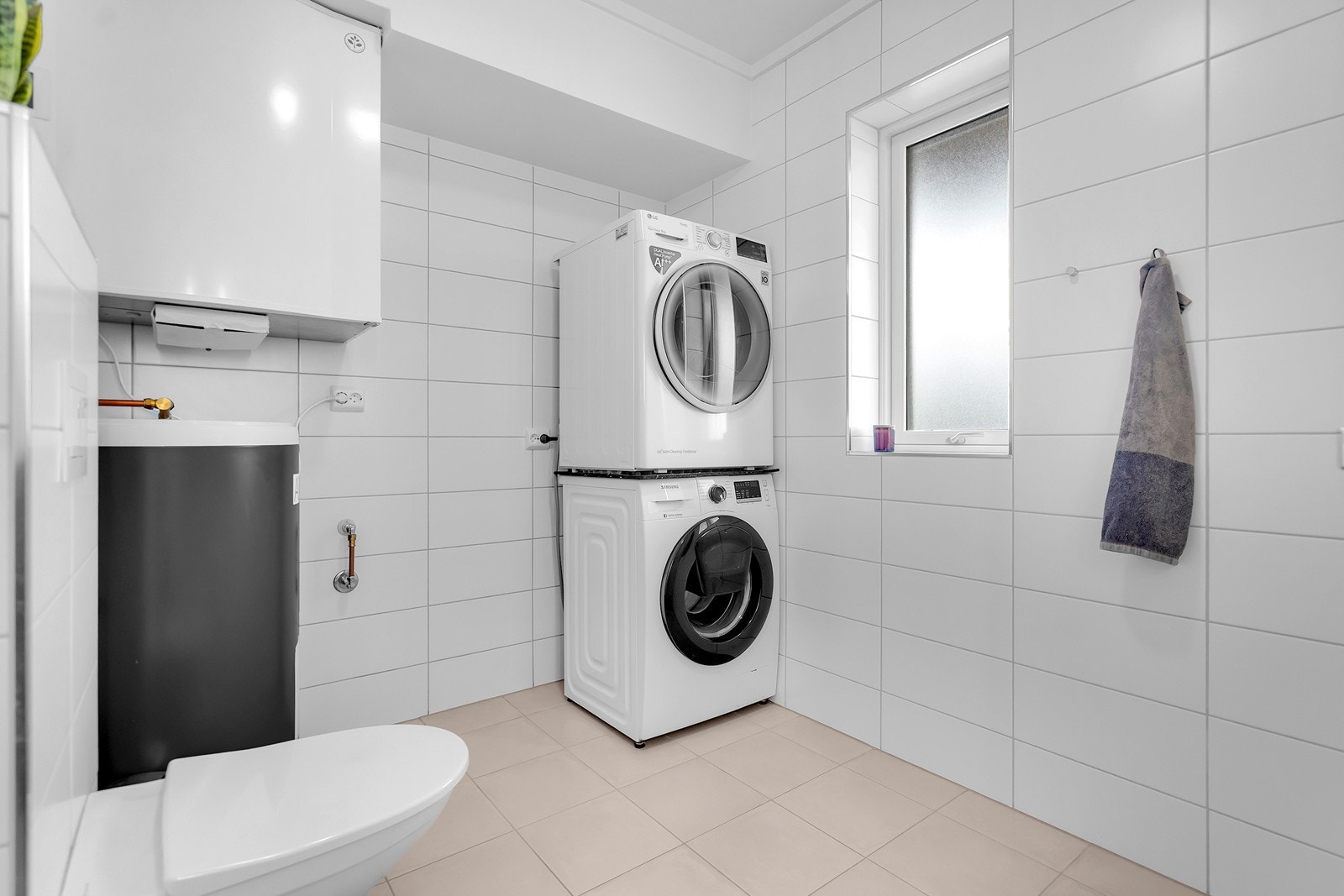 Badet har god plass til både vaskemaskin og tørketrommel. Galleribilde