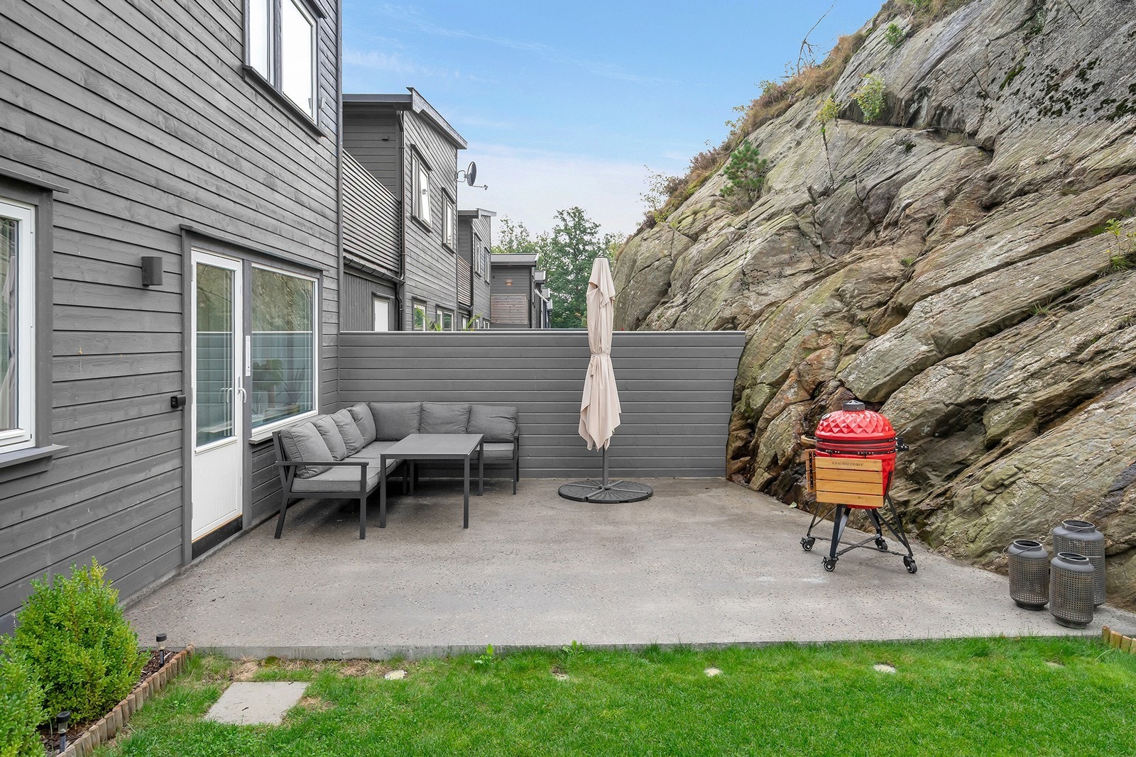 Skjermet uteplass med utgang fra stue i 1. etasje. Galleribilde