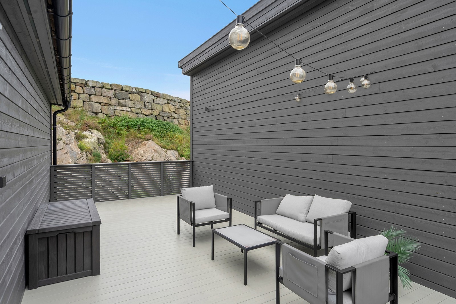 Usjenert terrasse med god plass til utemøbler og hyggelig uteopphold. Galleribilde