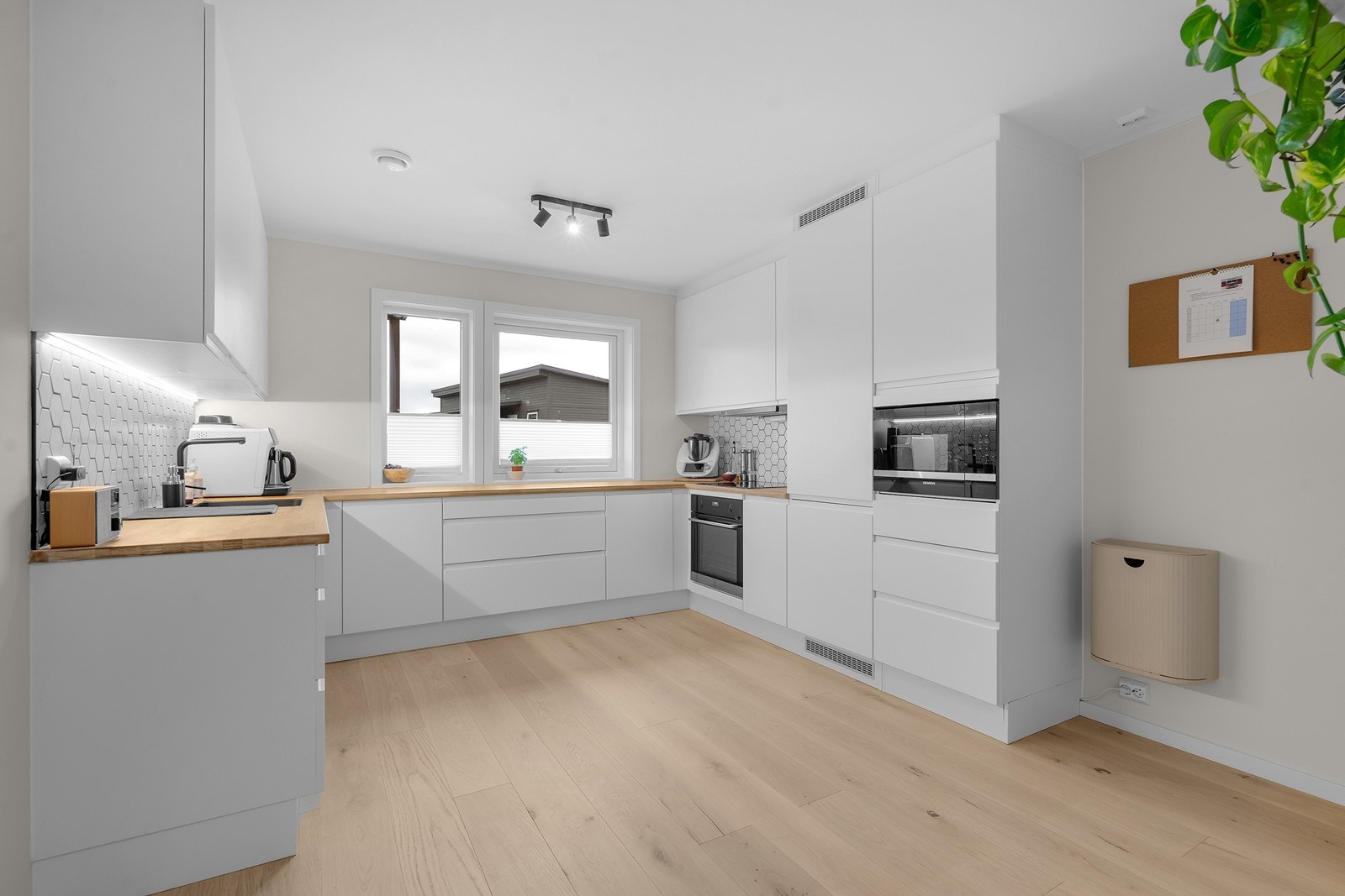 Tidløst kjøkken med god benkeplass og rikelig med oppbevaring. Galleribilde