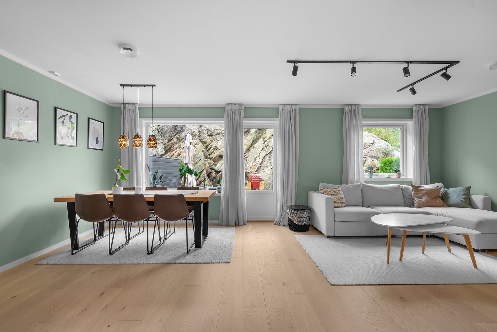 Romslig og lys stue med god plass til både spise- og sofagruppe. Galleribilde