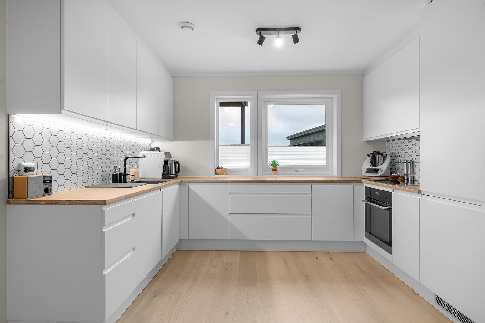 Kjøkkenet er utstyrt med integrerte hvitevarer bestående av stekeovn med platetopp, oppvaskmaskin, mikro og kjøleskap. Galleribilde