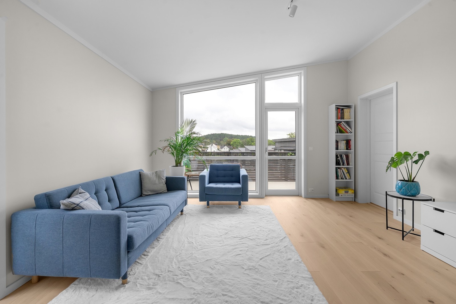 God takhøyde kombinert med store vindusflater. Galleribilde