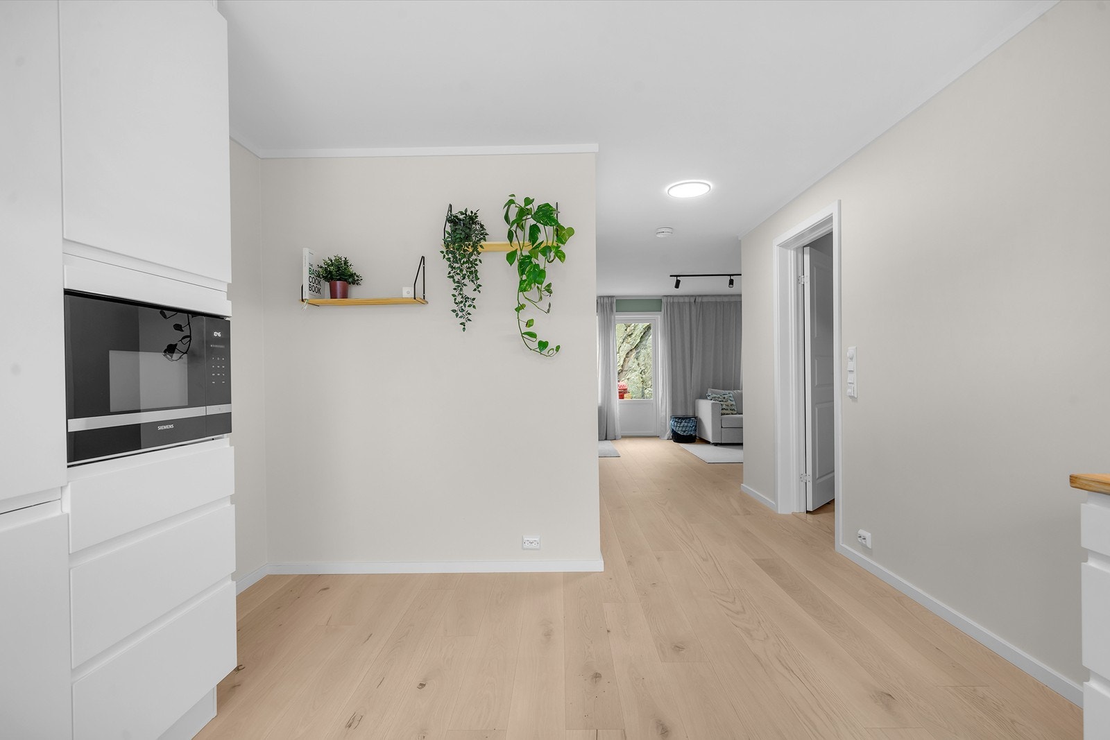 Det er plass til spisegruppe på kjøkkenet. Galleribilde