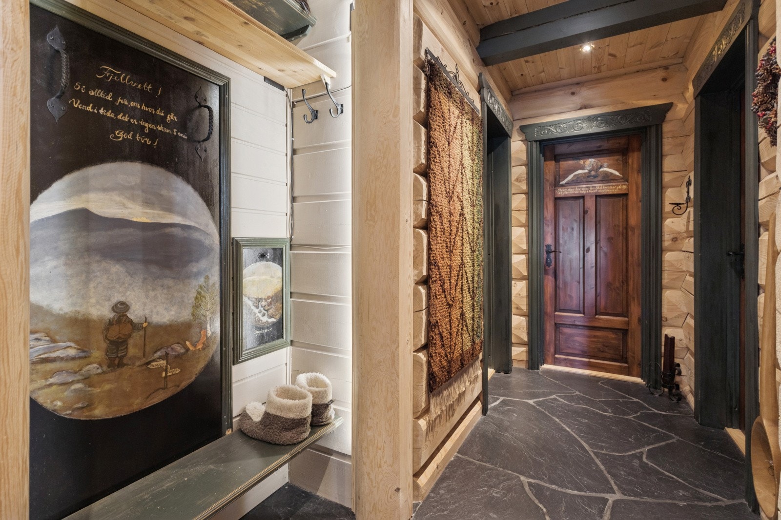 Hytta har en praktisk løsning med egen soveromsavd, samt bad og vaskerom. Merk også den stilfulle garderobeløsningen med nisje i vegg Galleribilde