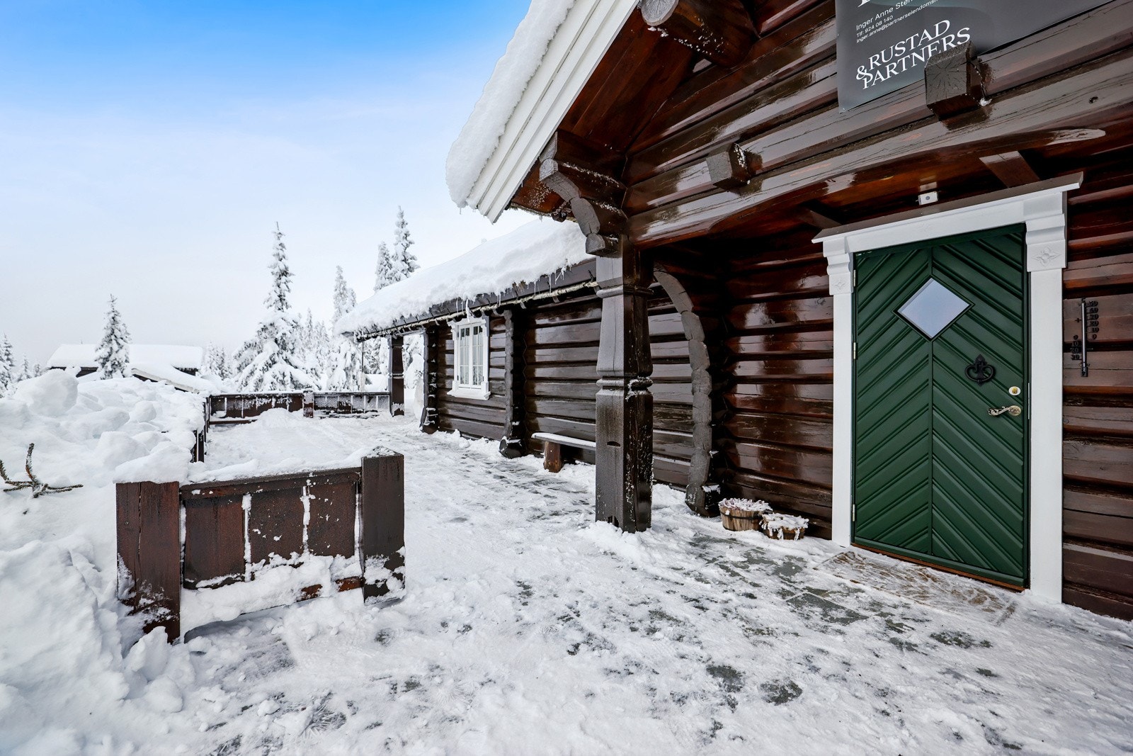 Hytta er oppført i tømmer og oppleves som særdeles velholdt og ivaretatt. Galleribilde